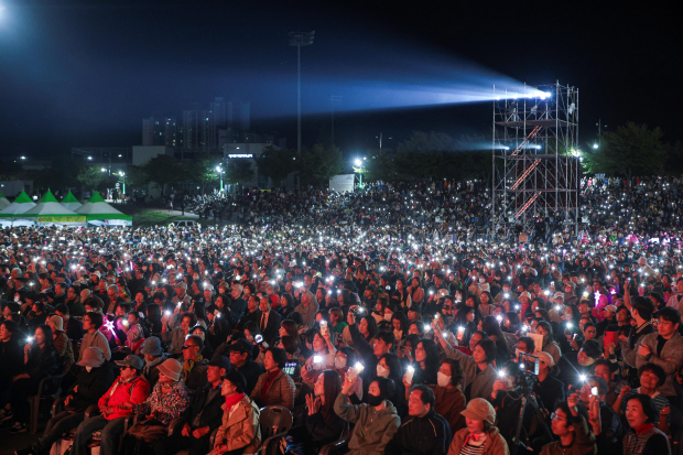 ‘2026 양산삽량문화축전’ 공연장을 가득 메운 시민과 관광객들이 휴대전화 불빛을 밝히며 무대를 함께 즐기고 있다. /사진=양산시