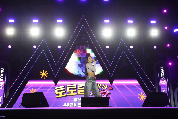 ‘2026 양산삽량문화축전’의 시 승격 30주년 기념무대 ‘토토즐 양산 #량’에서 초청가수가 공연을 펼치고 있다. /사진=양산시