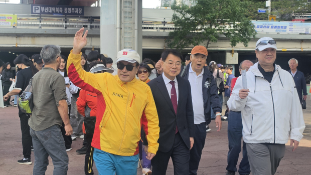 참여자들에게 손을 흔들며 격려하는 홍완식 세계생활체육연맹 한국위원장