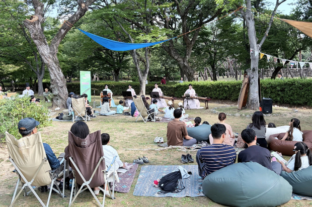 수로왕릉에서 열린 ‘수로왕의 가야한상 피크닉’ 참가자들이 야외 피크닉 공간에서 가야금 연주와 국악공연을 감상하고 있다. /사진=김해시