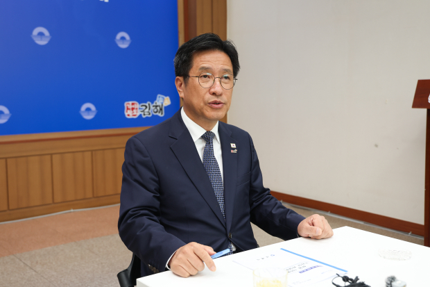 정영두 김해시장이 지난 6일 시청 기자실에서 열린 취임 100일 차담회에서 시정운영 소회와 2027년 주요 정책 추진방향을 설명하고 있다. /사진=김해시