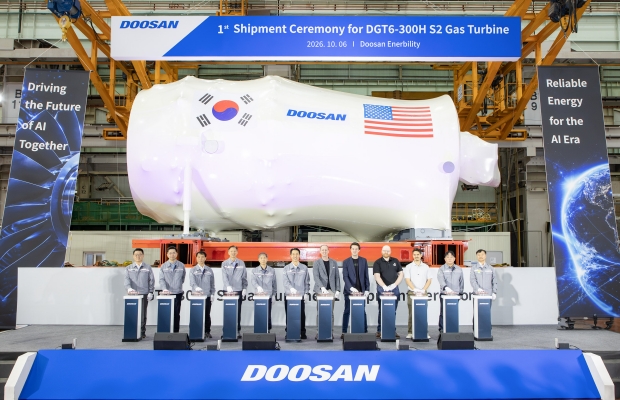 6일 두산에너빌리티 창원 본사에서 개최된 380MW 가스터빈 출하식에서 스페이스XAI 주요 관계자들과 손승우 파워서비스BG장(사진 가운데)을 비롯한 두산에너빌리티 임직원이 기념 촬영하고 있다.