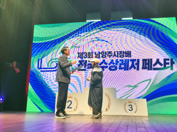 김상수 부시장이 ‘제3회 남양주시장배 전국 수상레저 페스타’ 수상스키 유소년 초등 여자 부문 1위 김선우 선수에게 시상하고 있다