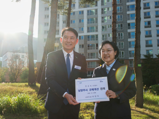 최현덕 남양주시장(좌측)이 6일 위스테이 별내에서 한성숙 국무총리(우측)에게 규제개선 건의서를 제출하고 있다.