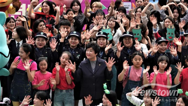 장정순 의장이 지난 3일 처인구 삼가동 용인미르스타디움에서 열린 ‘2026 대한민국 조아용 페스티벌’ 현장에서 어린이 등 참가자들과 함께 손을 들어 인사하고 있다. 참가자들은 조아용 캐릭터 소품을 들고 기념촬영에 함께했다. 장 의장은 이날 제31회 용인시민의 날 기념식 축사에서 용인의 지난 30년 성장을 이끈 힘은 시민들에게서 나왔다며 감사의 뜻을 전했다. /송은경 기자<br>